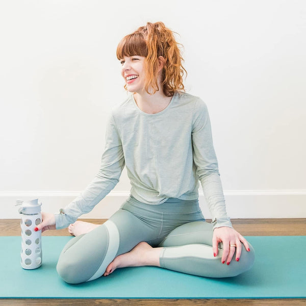 Lifefactory 22-Ounce Active Flip Cap Glass Water Bottle, 22Oz, Cool Grey