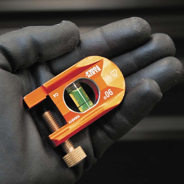 Klein Tools 935AB1V 2.5-Inch No-Dog Conduit Bending Level, 1 Vial, ACCU-BEND Level Eliminates Dog-Legs in Offsets and Saddle Bends
