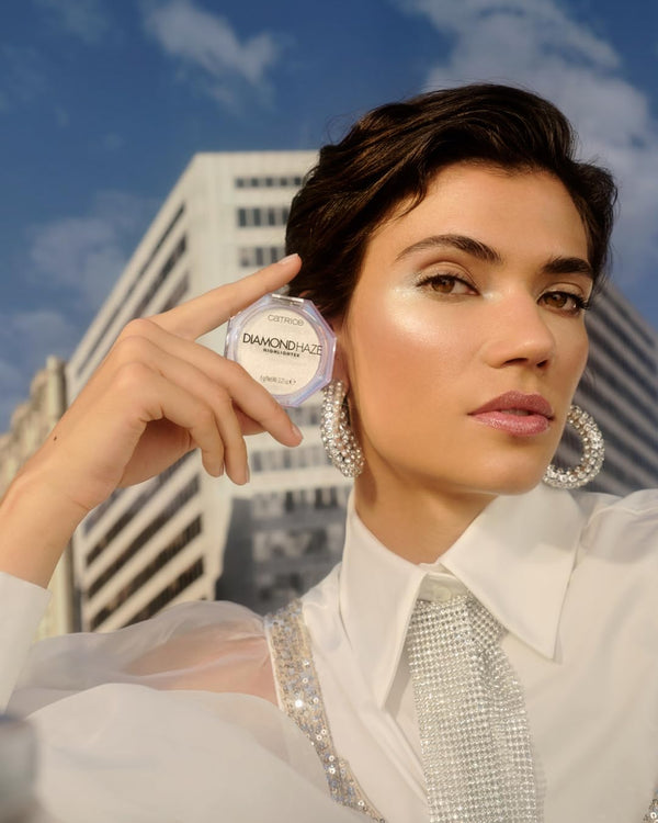 Catrice Diamond Haze Highlighter, Face & Body Glow (010 | Gimme Glitter) | Buildable Shimmer Powder, 3D Multi-Dimensional Sparkle, Silky