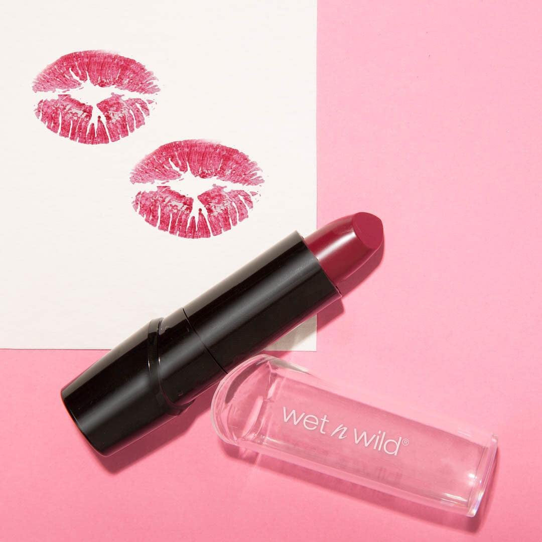 Wet N Wild Silk Finish Lipstick, Hydrating Rich Buildable Lip Color, Formulated with Vitamins A,E, & Macadamia for Ultimate Hydration, Cruelty-Free & Vegan - Dark Pink Frost