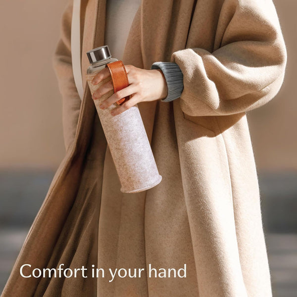 Cosumy Glass Water Bottle 25oz with Felt Sleeve - Borosilicate Glass - Leakproof Lid - BPA Free - Ideal for Work, Travel & Gym (Beige)