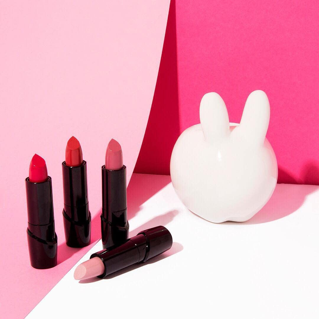 Wet N Wild Silk Finish Lipstick, Hydrating Rich Buildable Lip Color, Formulated with Vitamins A,E, & Macadamia for Ultimate Hydration, Cruelty-Free & Vegan - Dark Pink Frost