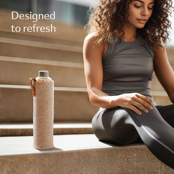 Cosumy Glass Water Bottle 25oz with Felt Sleeve - Borosilicate Glass - Leakproof Lid - BPA Free - Ideal for Work, Travel & Gym (Beige)