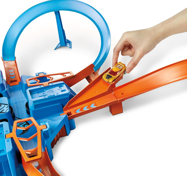Hot Wheels Track Set with 1:64 Scale Toy Car, 4 Intersections for Crashing, Powered by a Motorized Booster, Criss-Cross Crash Track (Amazon