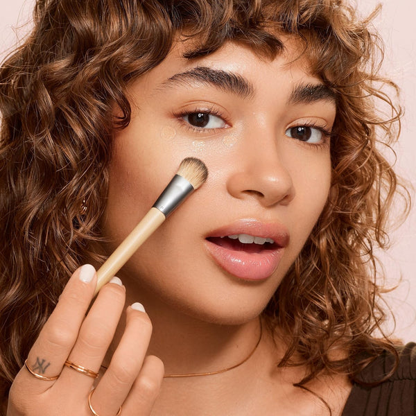 Ecotools Precision Concealer Makeup Brush, for Concealing under Eyes & Imperfections, Sculpt Skin, Works with Liquid & Cream Makeup, Synthetic