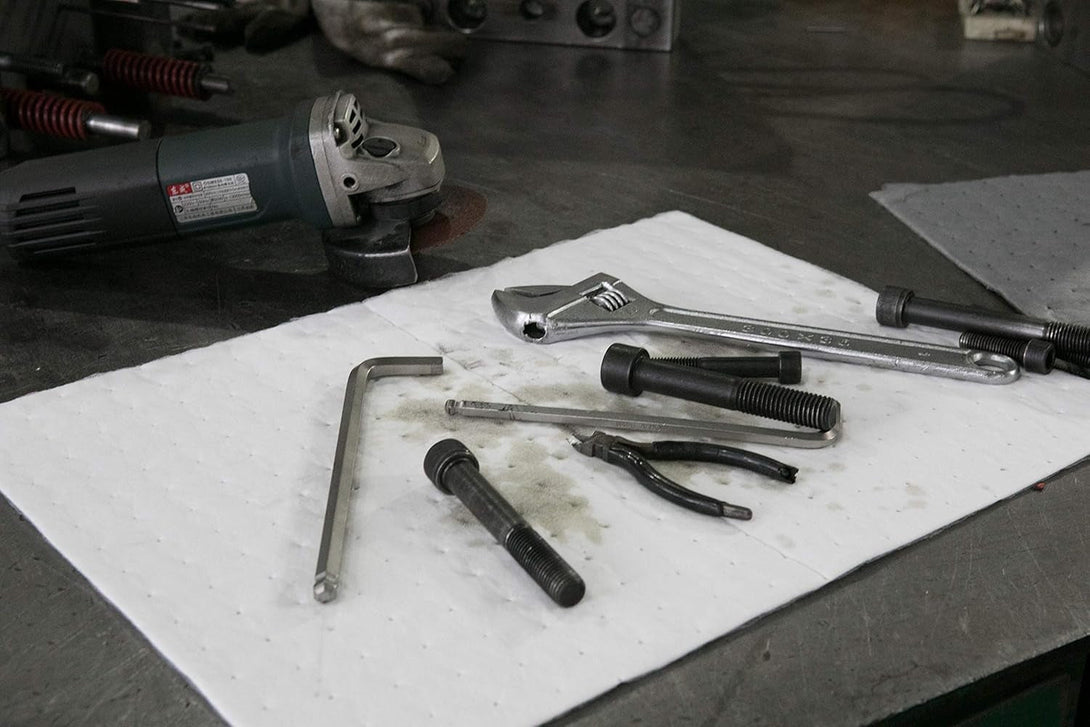 Absorbent Mat Pad, Economical Oil Absorbent Pads,Absorbs Liquids,20" X 15",White.